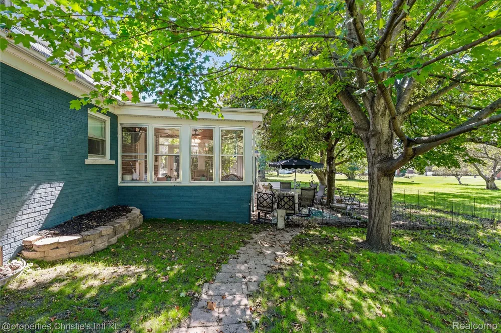 24379 Tamarack Trail Southfield City, MI 48075