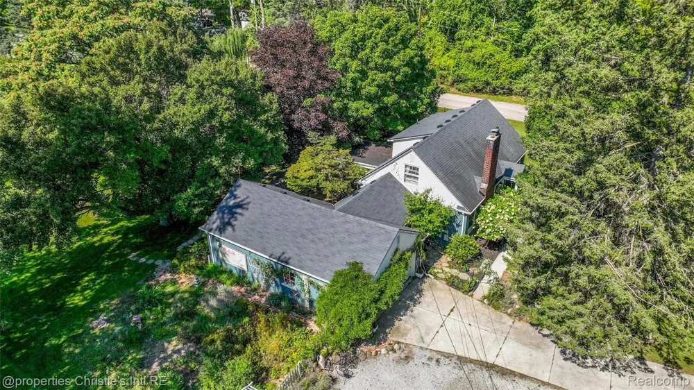 24379 Tamarack Trail Southfield City, MI 48075