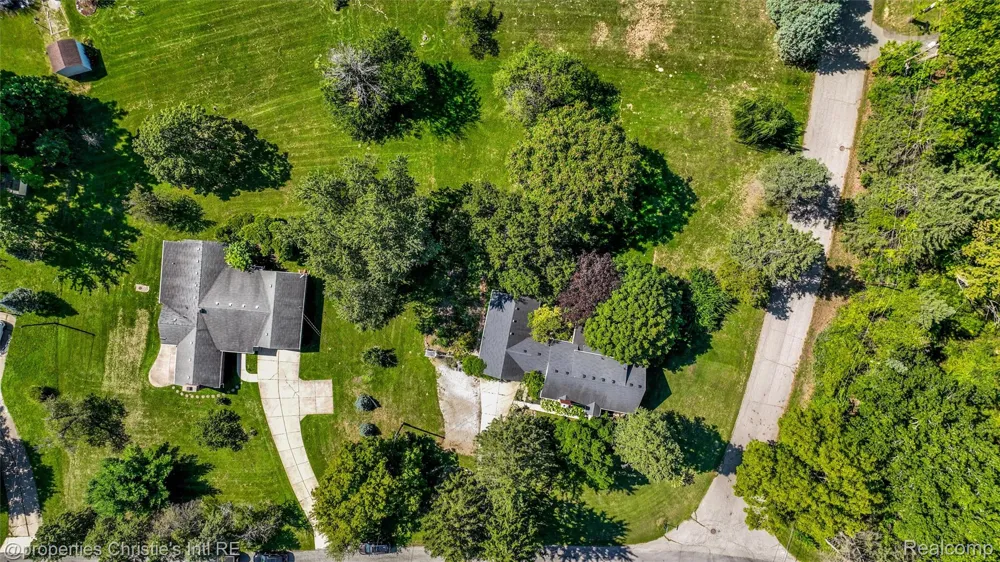 24379 Tamarack Trail Southfield City, MI 48075
