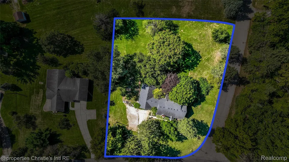 24379 Tamarack Trail Southfield City, MI 48075
