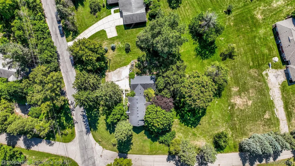 24379 Tamarack Trail Southfield City, MI 48075