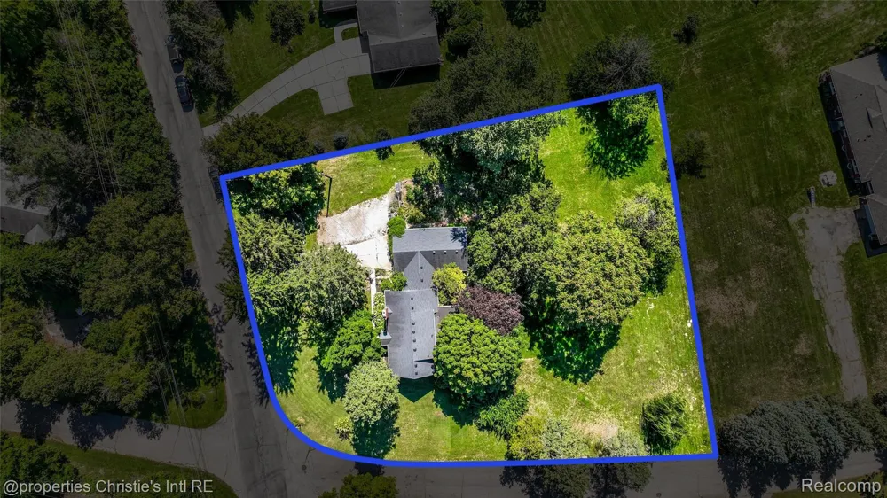 24379 Tamarack Trail Southfield City, MI 48075