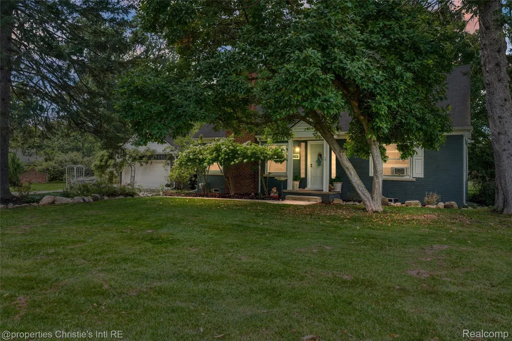 24379 Tamarack Trail Southfield City, MI 48075