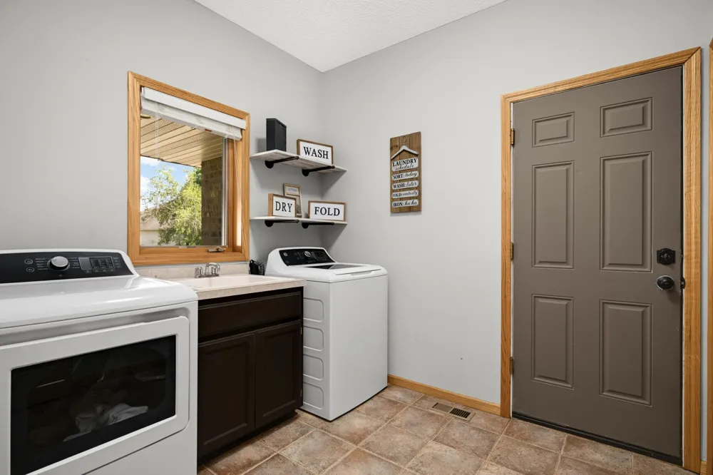 20511 Islandview Circle Lakeville, MN 55044