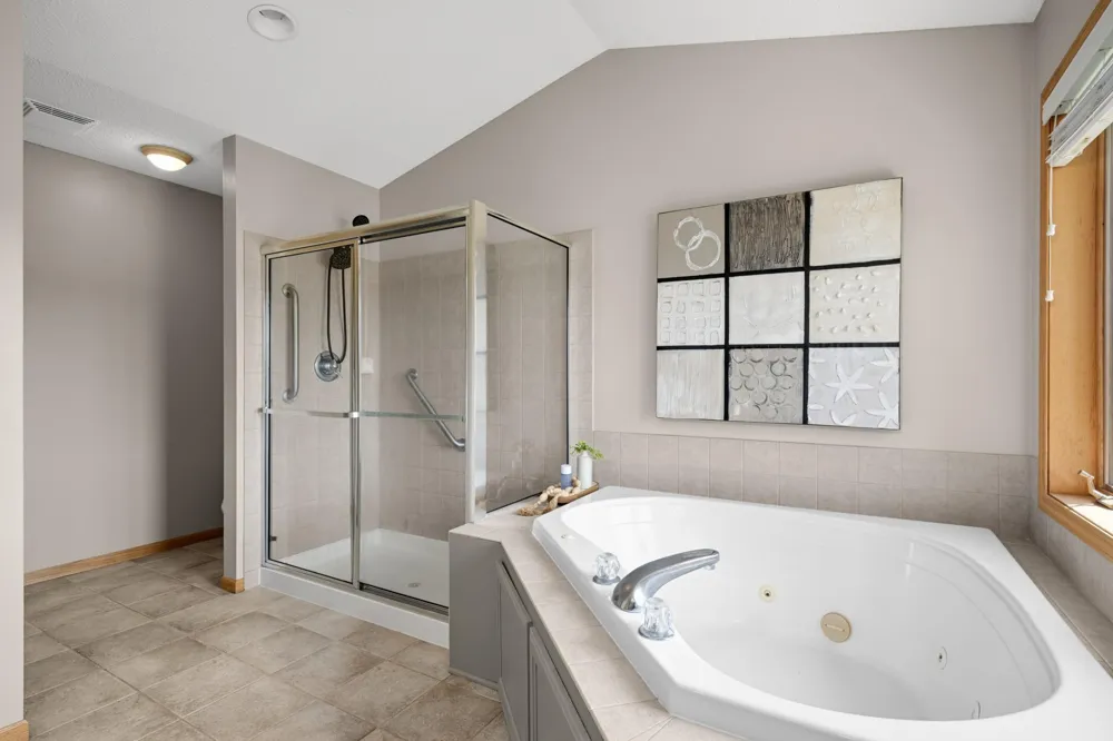 20511 Islandview Circle Lakeville, MN 55044