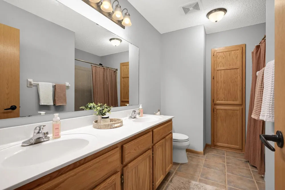 20511 Islandview Circle Lakeville, MN 55044