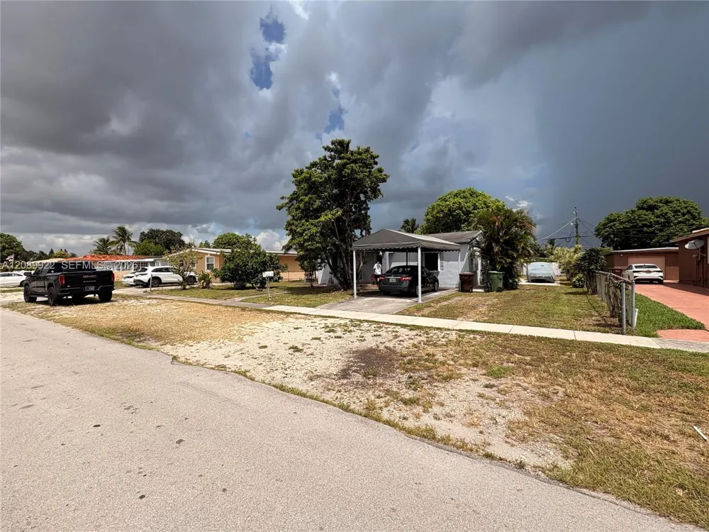671 E 39th St Hialeah, FL 33013
