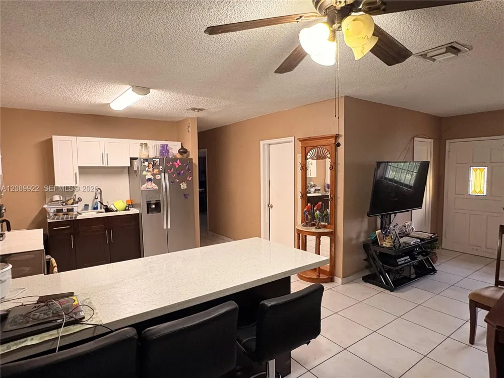 671 E 39th St Hialeah, FL 33013