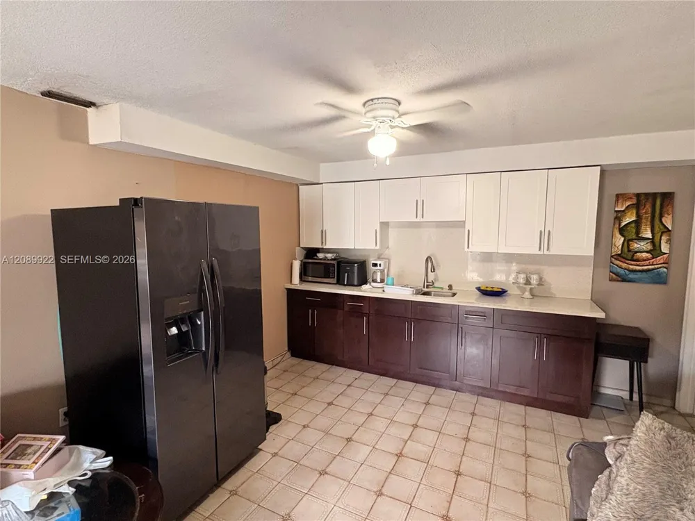 671 E 39th St Hialeah, FL 33013