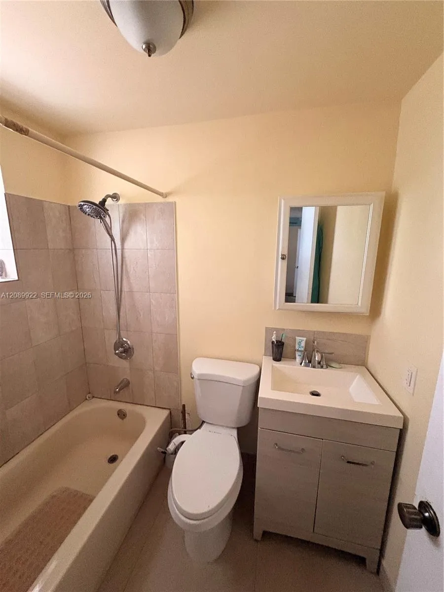 671 E 39th St Hialeah, FL 33013