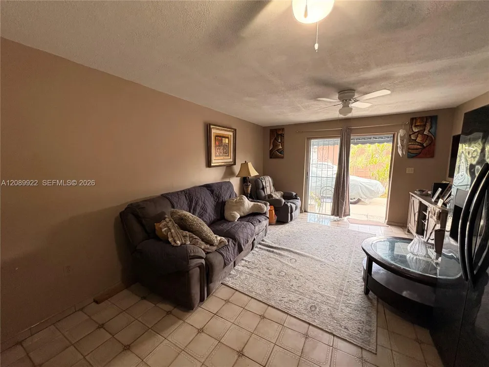 671 E 39th St Hialeah, FL 33013