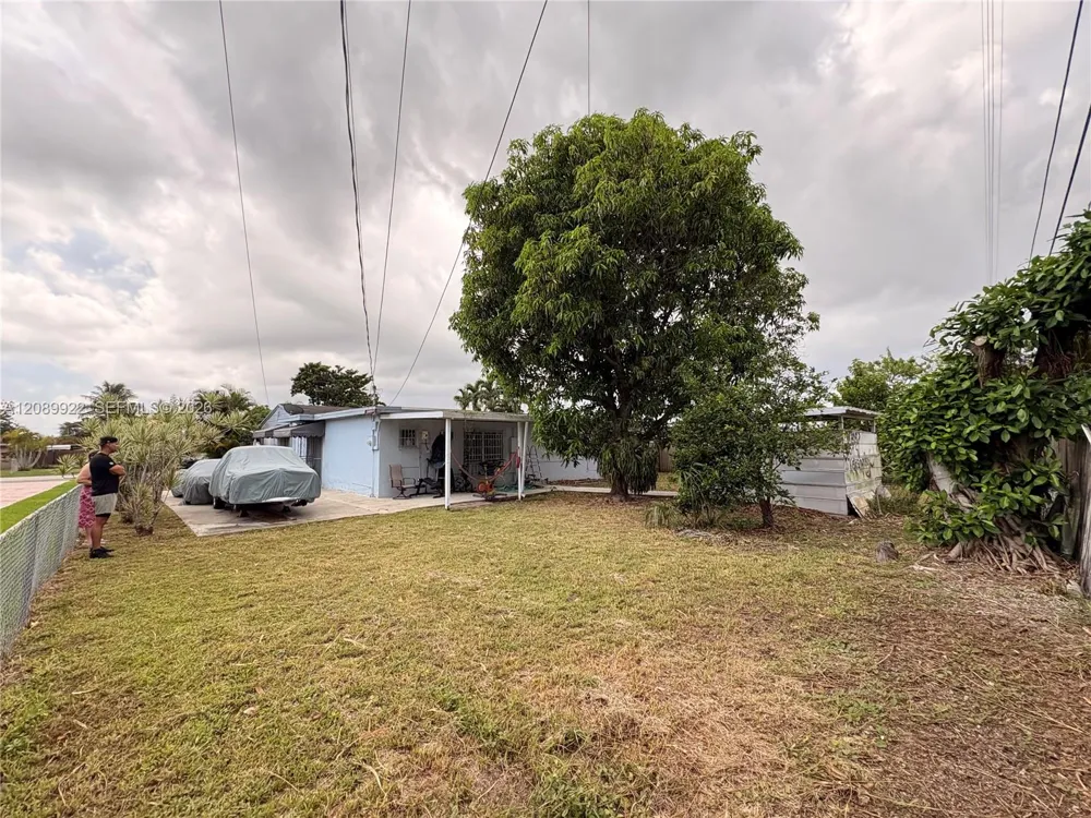 671 E 39th St Hialeah, FL 33013