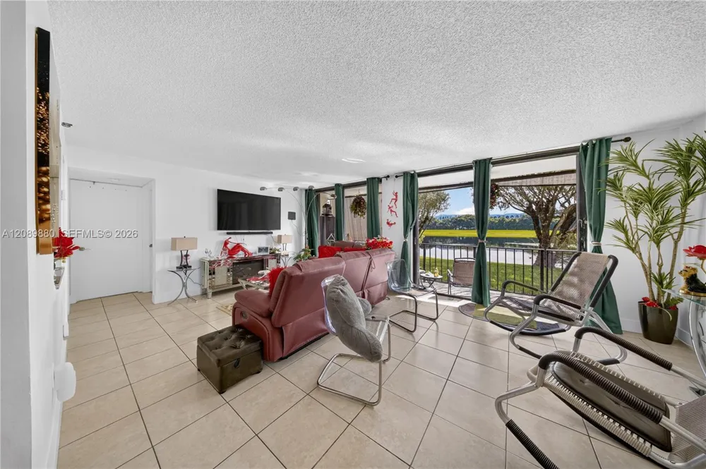 9686 Fontainebleau Blvd #106 Miami, FL 33172