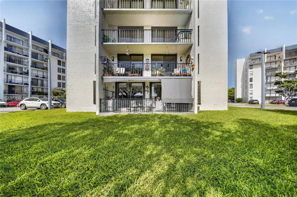 9686 Fontainebleau Blvd #106 Miami, FL 33172