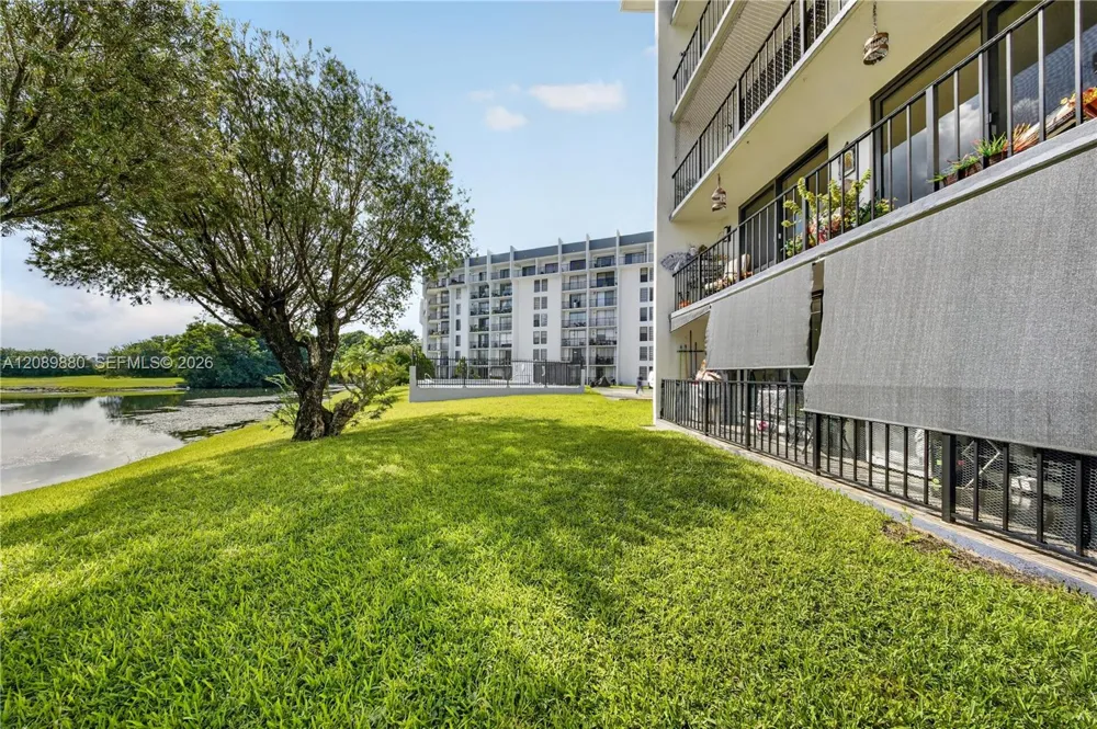 9686 Fontainebleau Blvd #106 Miami, FL 33172