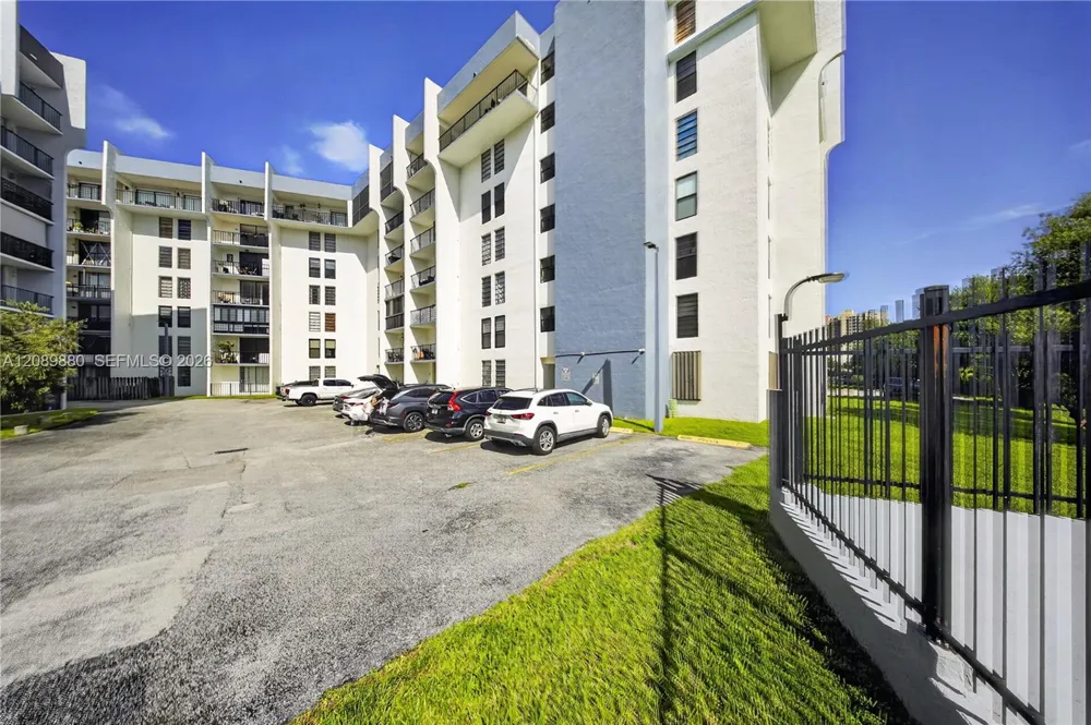 9686 Fontainebleau Blvd #106 Miami, FL 33172