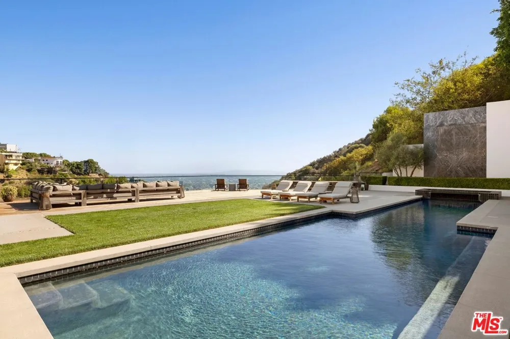 1877 Rising Glen Road Los Angeles, CA 90069