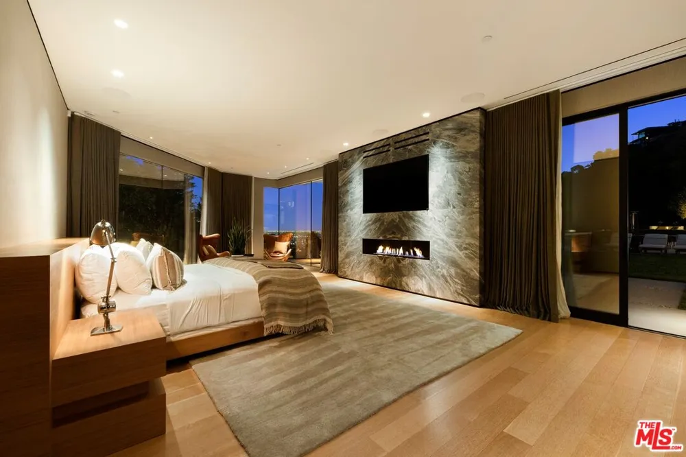 1877 Rising Glen Road Los Angeles, CA 90069