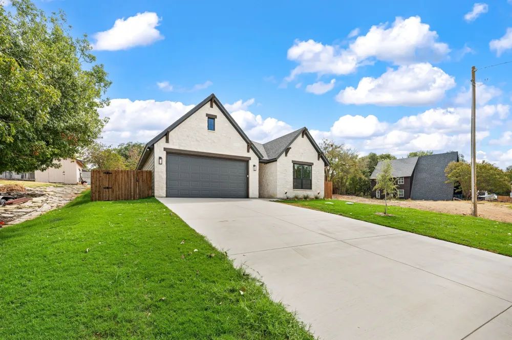 605 Mustang Trail Granbury, TX 76049