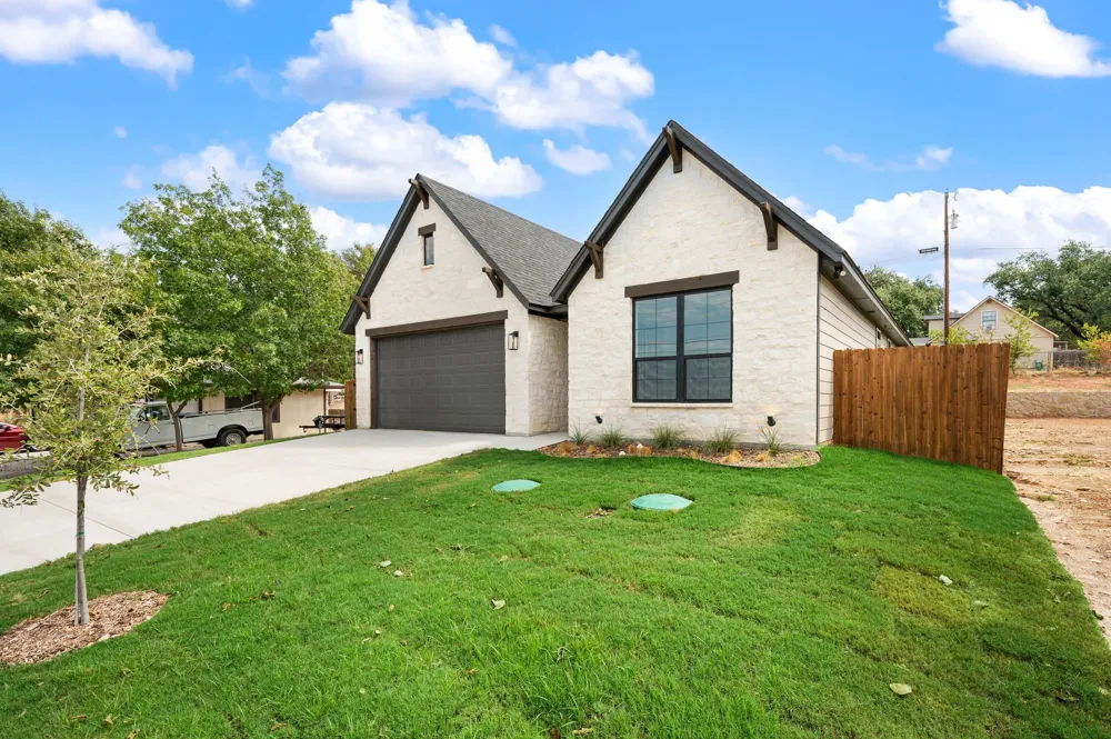 605 Mustang Trail Granbury, TX 76049