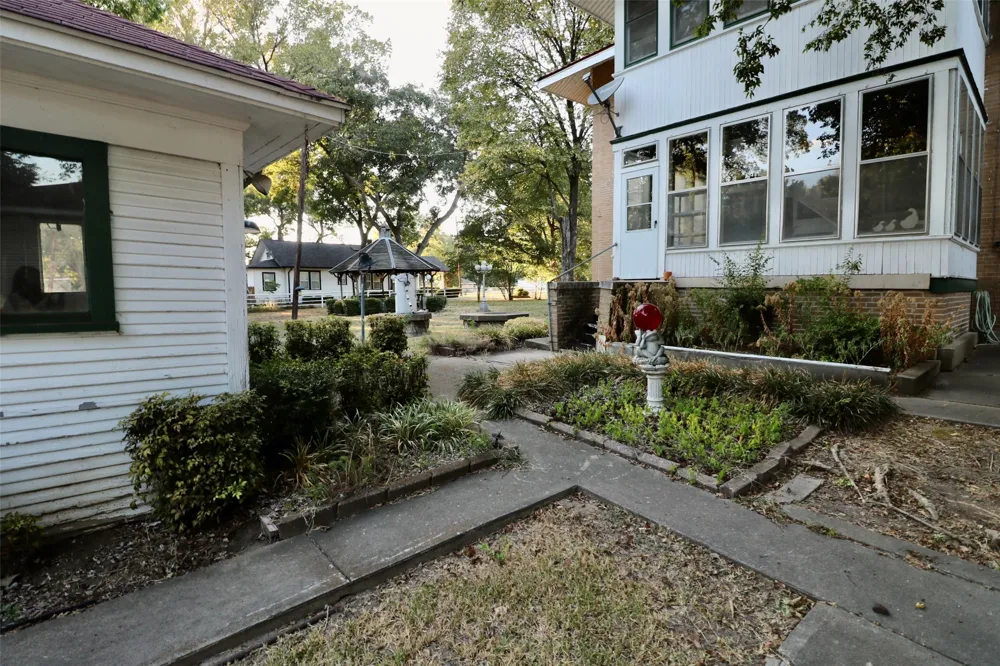 307 Honey Grove St Roxton, TX 75477