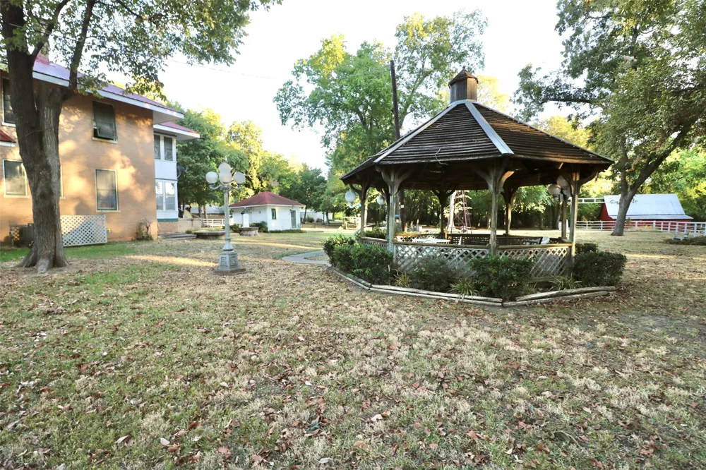 307 Honey Grove St Roxton, TX 75477