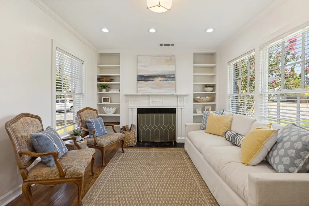 3627 S Versailles Avenue Dallas, TX 75209