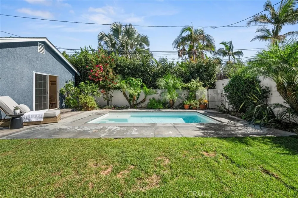 2552 Vuelta Grande Long Beach, CA 90815