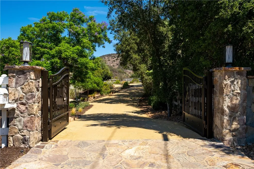 196 Colt Lane Thousand Oaks, CA 91361