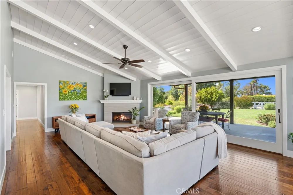 196 Colt Lane Thousand Oaks, CA 91361