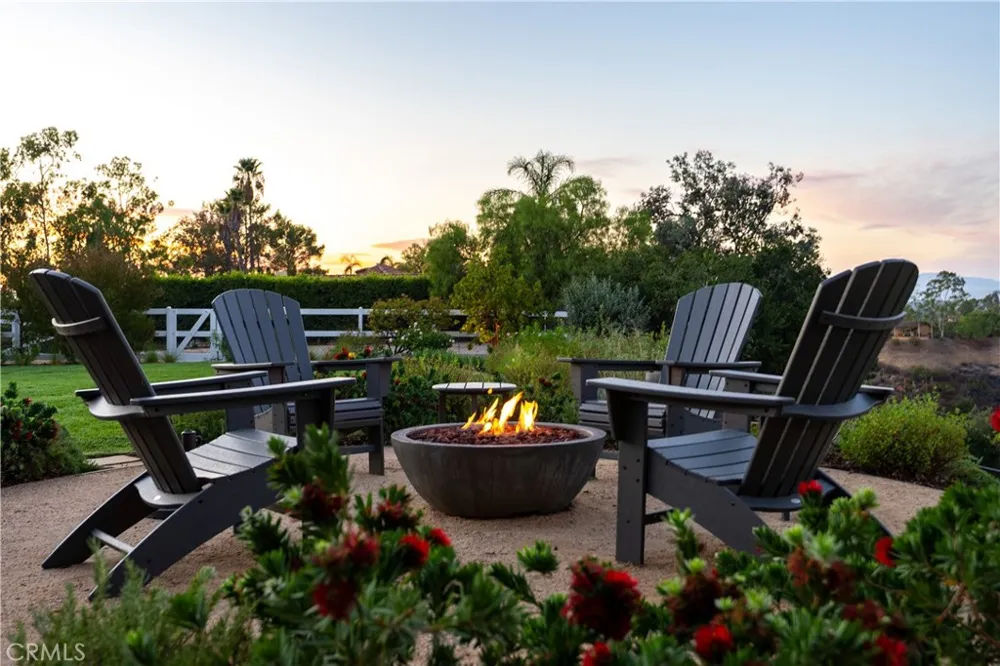 196 Colt Lane Thousand Oaks, CA 91361