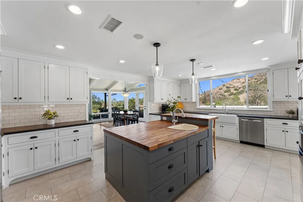 196 Colt Lane Thousand Oaks, CA 91361