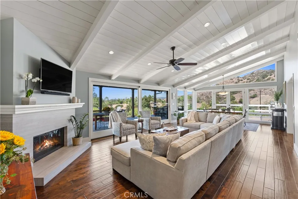 196 Colt Lane Thousand Oaks, CA 91361
