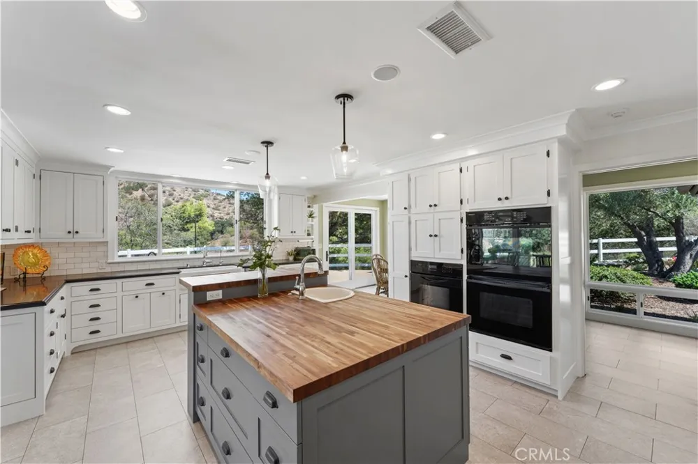 196 Colt Lane Thousand Oaks, CA 91361