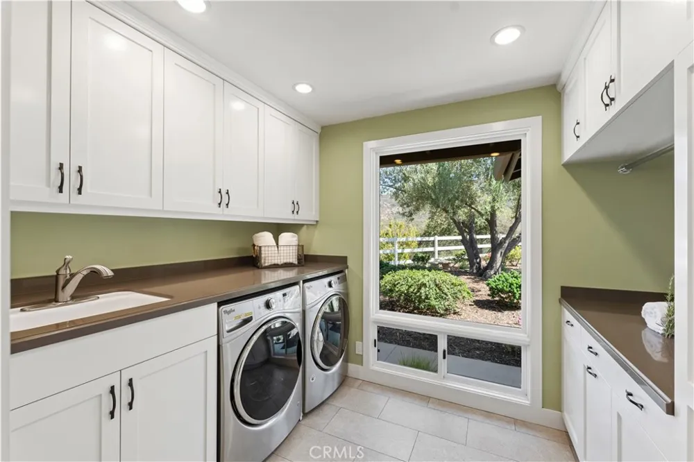 196 Colt Lane Thousand Oaks, CA 91361