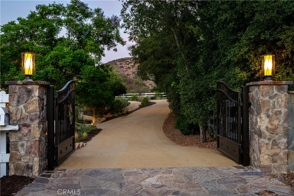 196 Colt Lane Thousand Oaks, CA 91361