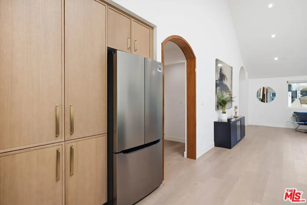 3926 S Ridgeley Drive Los Angeles, CA 90008