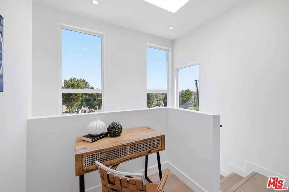 3926 S Ridgeley Drive Los Angeles, CA 90008