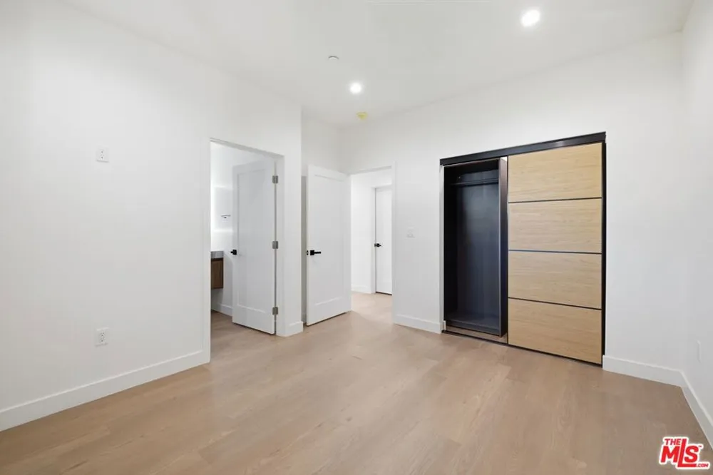 3926 S Ridgeley Drive Los Angeles, CA 90008