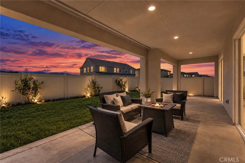 17700 Ridgeline Court Saugus, CA 91350