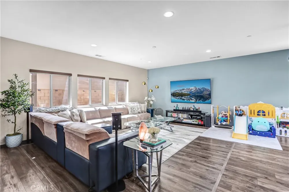 16765 Buttonwood Fontana, CA 92336