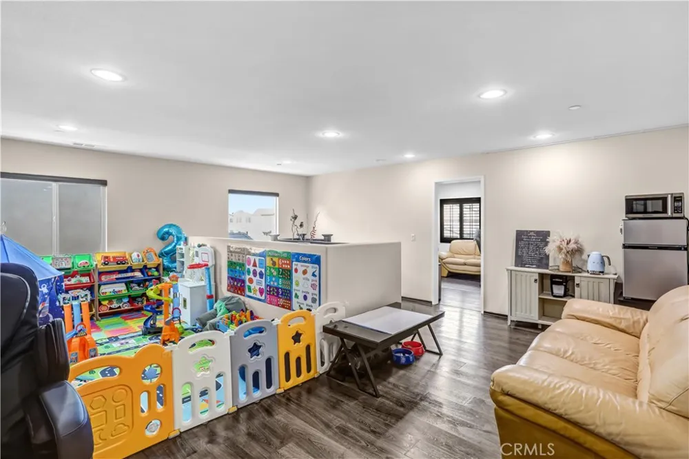 16765 Buttonwood Fontana, CA 92336