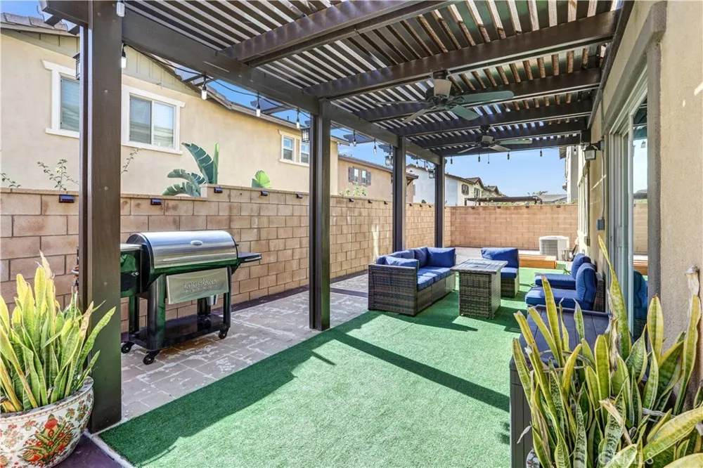 16765 Buttonwood Fontana, CA 92336