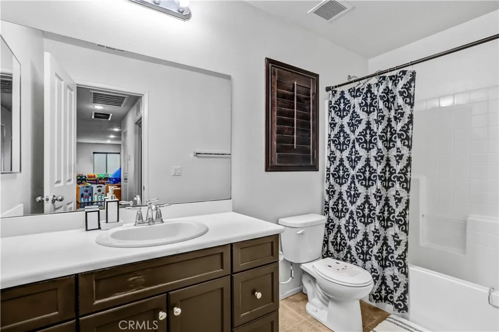 16765 Buttonwood Fontana, CA 92336
