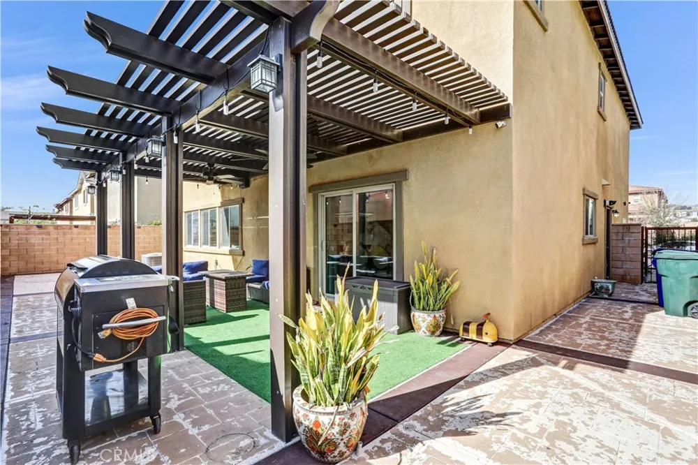 16765 Buttonwood Fontana, CA 92336