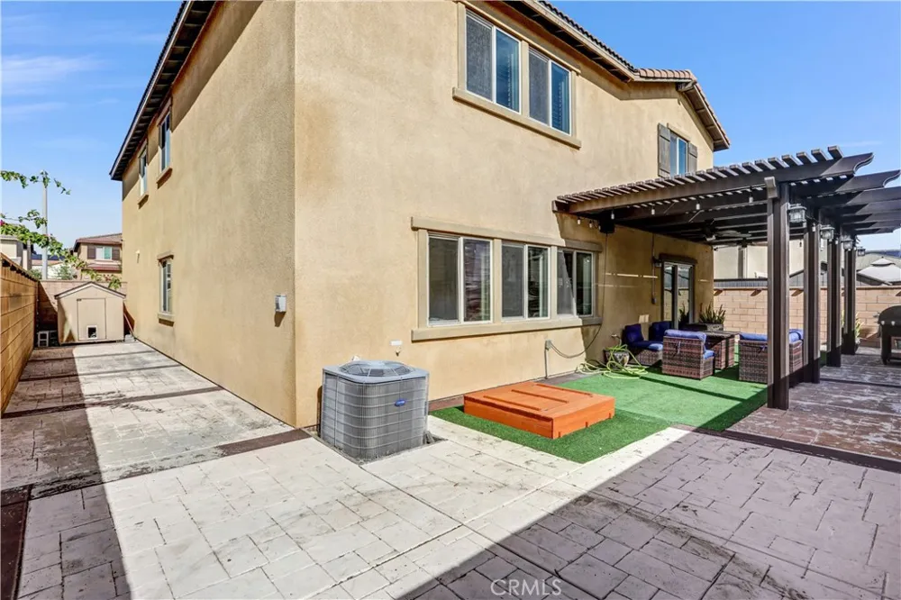 16765 Buttonwood Fontana, CA 92336
