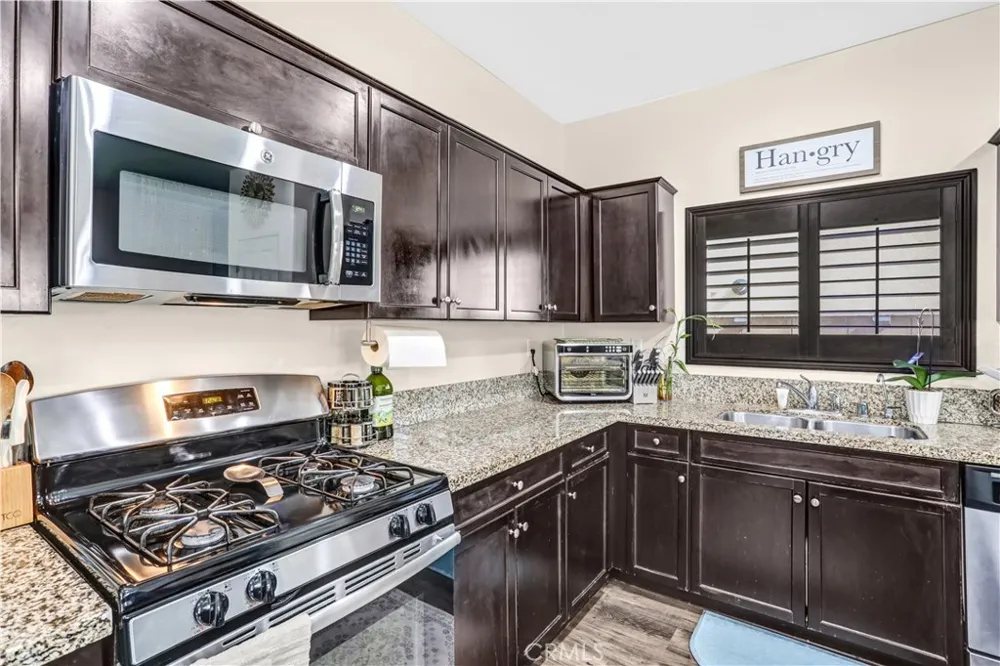 16765 Buttonwood Fontana, CA 92336