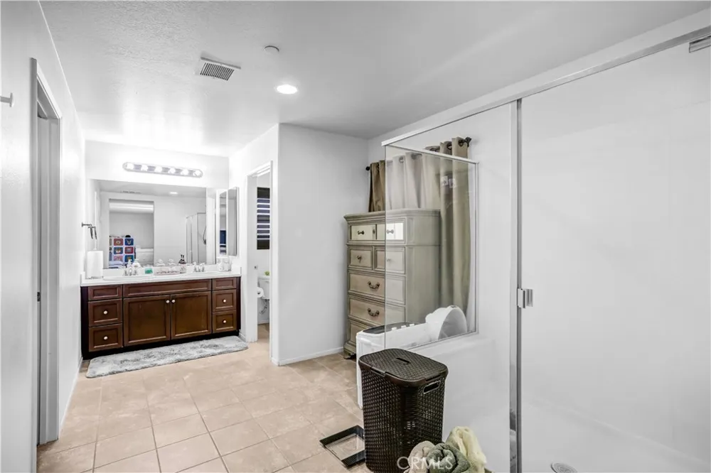 16765 Buttonwood Fontana, CA 92336