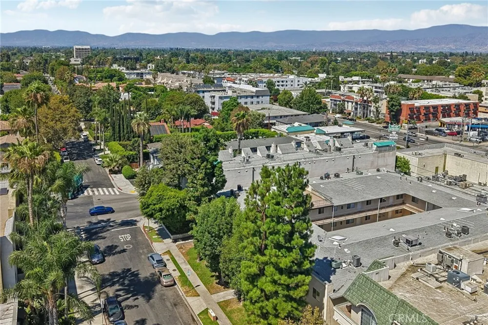 4358 Mammoth Avenue #14 Sherman Oaks, CA 91423