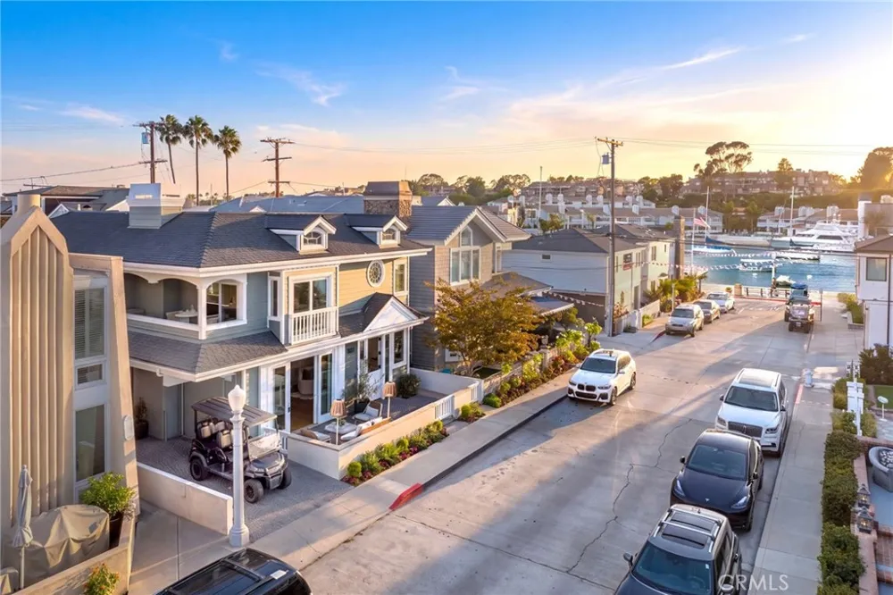 327 Amethyst Newport Beach, CA 92662
